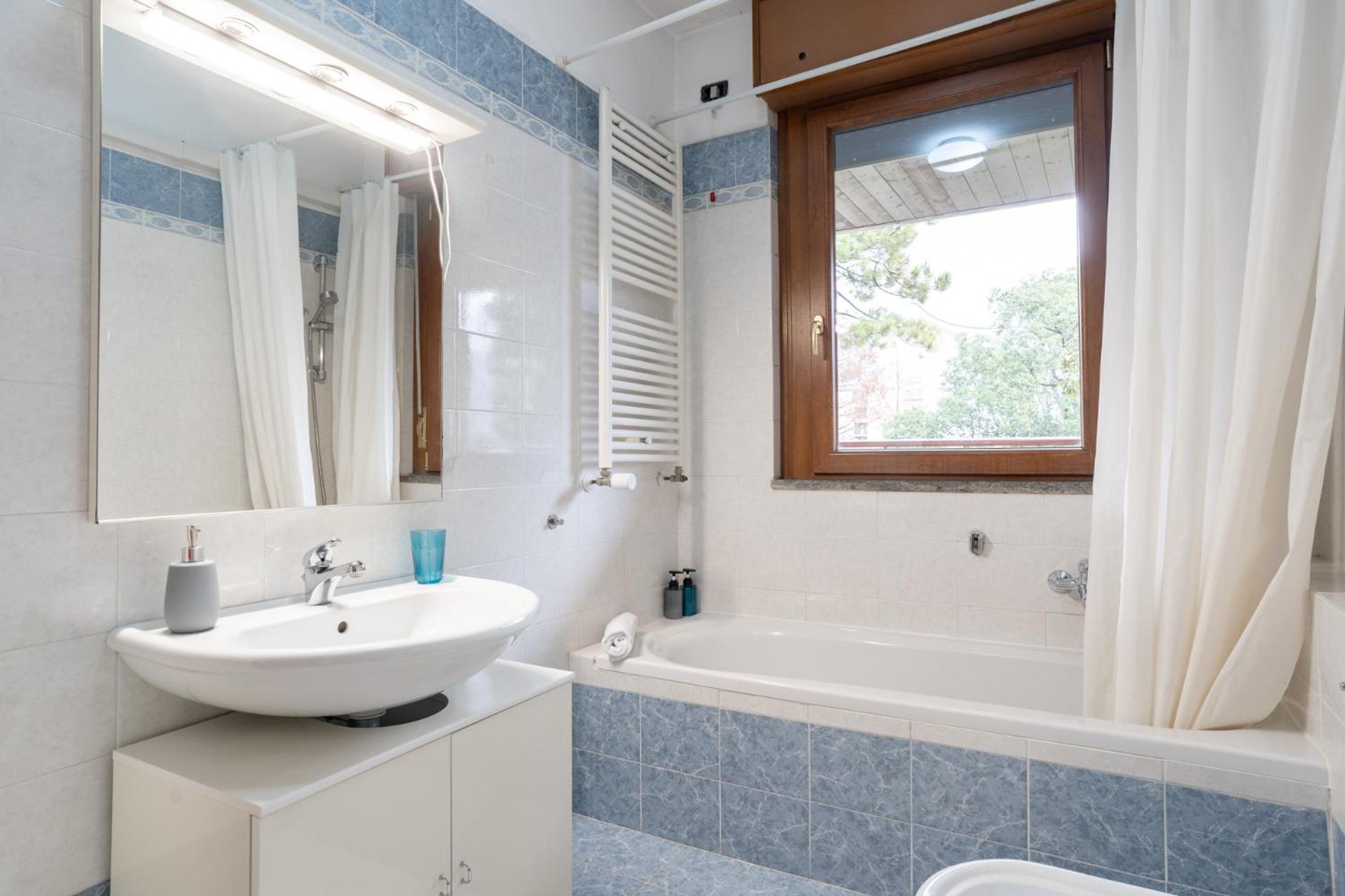 Spacious Bright Apartment Near City Center And Como Lake With Air Conditioning Лекко Экстерьер фото
