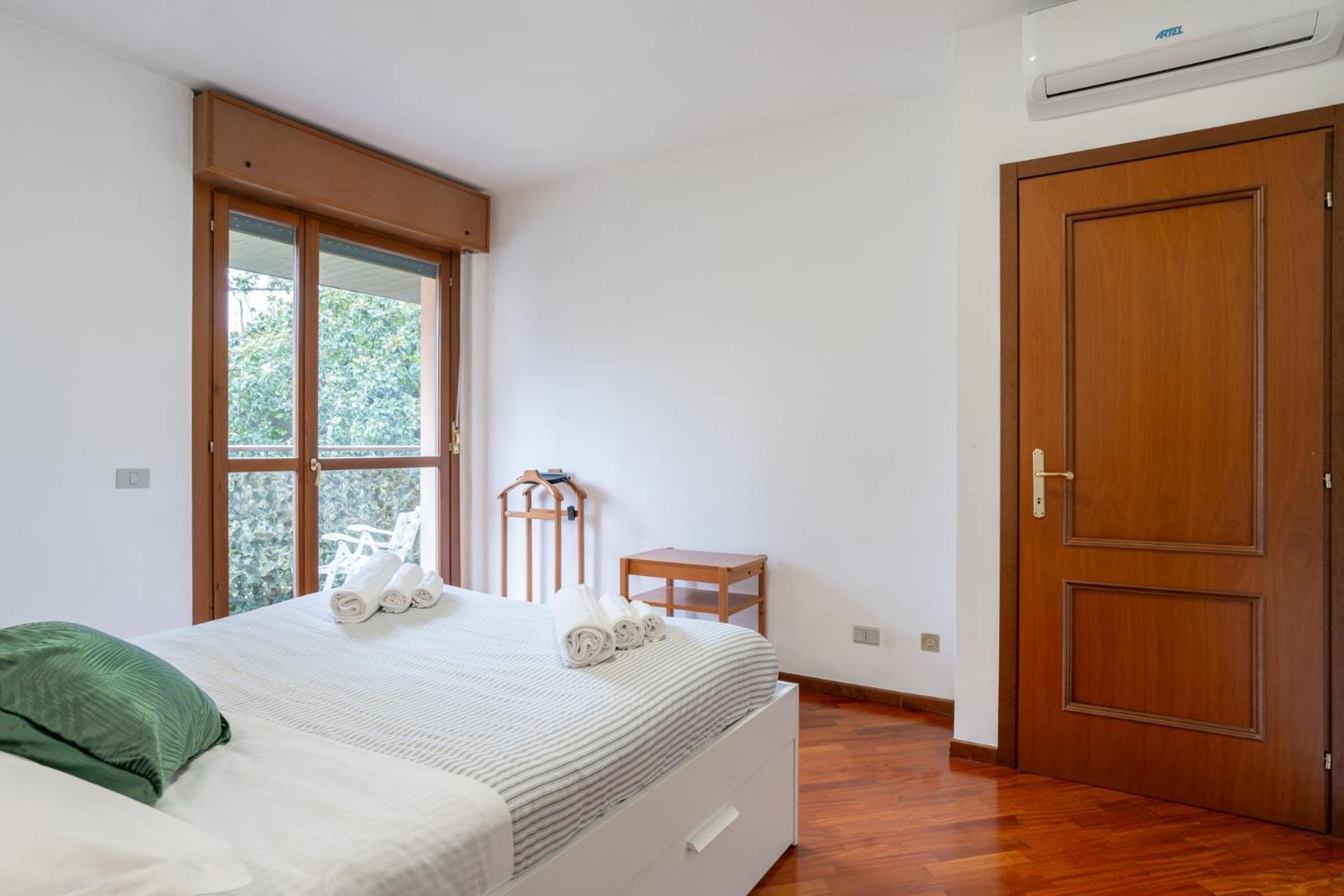 Spacious Bright Apartment Near City Center And Como Lake With Air Conditioning Лекко Экстерьер фото